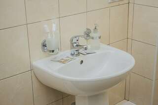 Гостиница Островский Казань Улучшенный двухместный номер с 2 отдельными кроватями-4