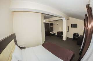 Гостиница Островский Казань Номер улучшенный с 1 двуспальной кроватью-1